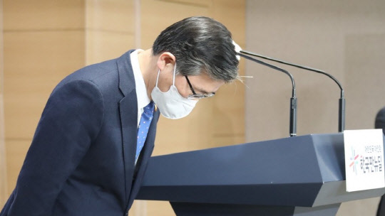 변창흠(사진) 국토부 장관이 4일 정부서울청사 브리핑실에서 3기 신도시 투기 관련 브리핑을 마친 뒤 인사하고 있다. <연합뉴스>